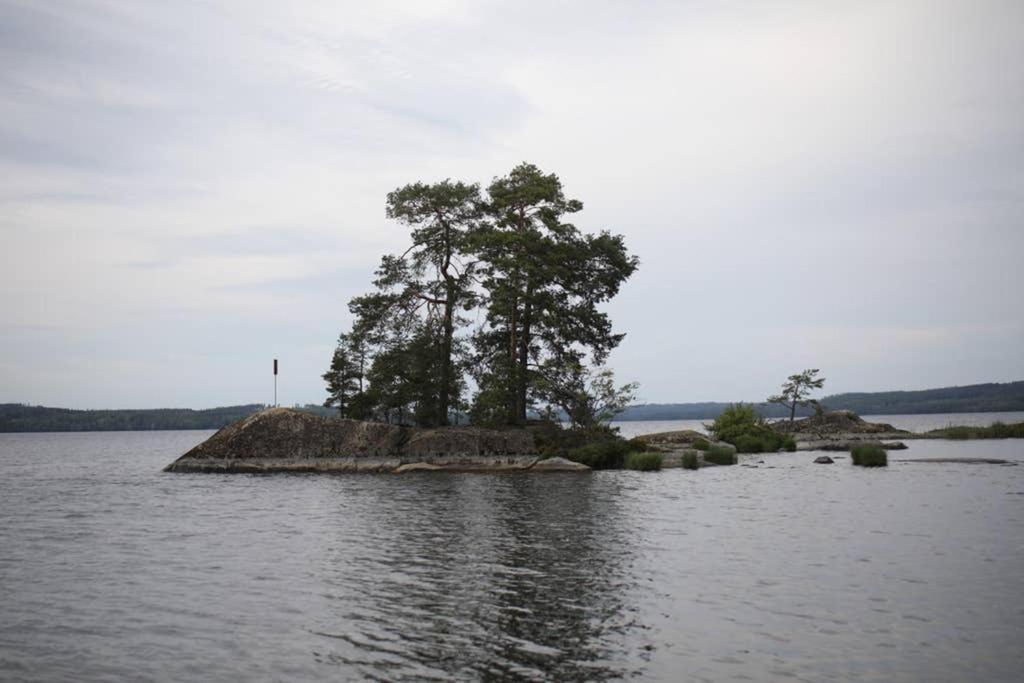 Sjoenaera Stuga Med Bat Och Bastu Ramkvilla ภายนอก รูปภาพ